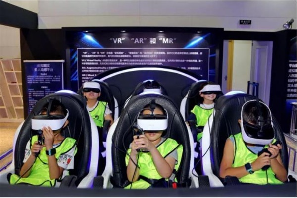 小朋友在體驗vr設備 小朋友在體驗vr設備