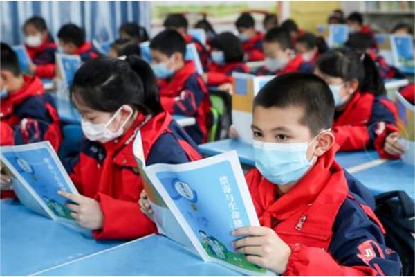 同學人手一本禁毒手冊