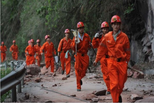 消防隊伍趕往地震災區(qū) 消防隊伍趕往地震災區(qū)