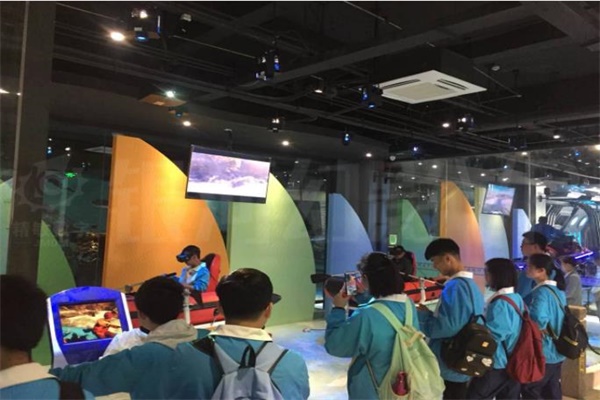 學(xué)生在體驗(yàn)vr產(chǎn)品 學(xué)生在體驗(yàn)vr產(chǎn)品