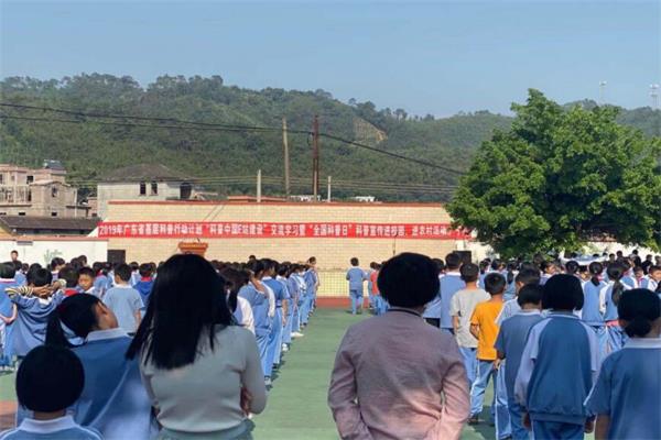 學(xué)生正在認(rèn)真聽講安全講座 學(xué)生正在認(rèn)真聽講安全講座