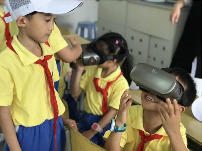 小朋友頭戴vr眼鏡體驗(yàn)得笑逐顏開 小朋友頭戴vr眼鏡體驗(yàn)得笑逐顏開