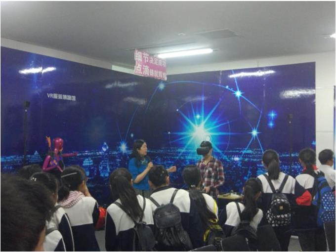 學(xué)生正在認(rèn)真聽講vr安全教育體驗(yàn)課 學(xué)生正在認(rèn)真聽講vr安全教育體驗(yàn)課