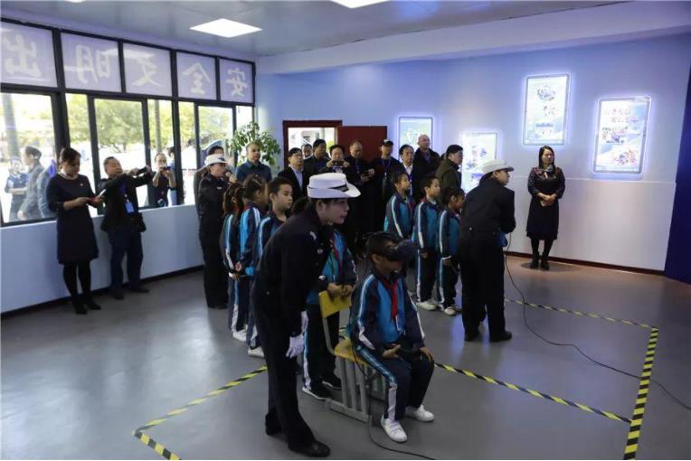 學生正坐著體驗體驗交通出行安全體驗館 vrxxjy01.jpg