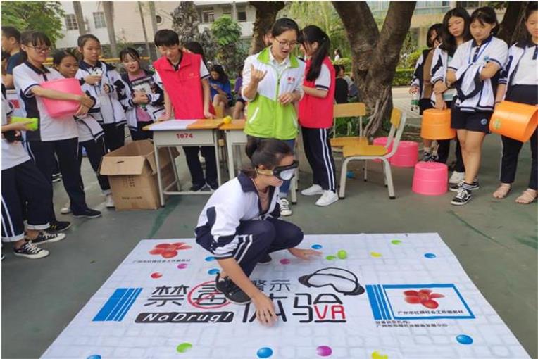 學生正在體驗禁毒體驗游戲 學生正在體驗禁毒體驗游戲