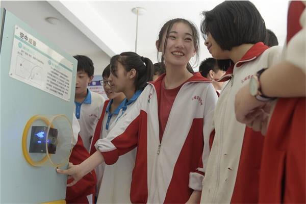 學生在參觀安全體驗館