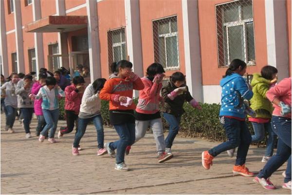 學(xué)校操場模擬火災(zāi)逃生演練