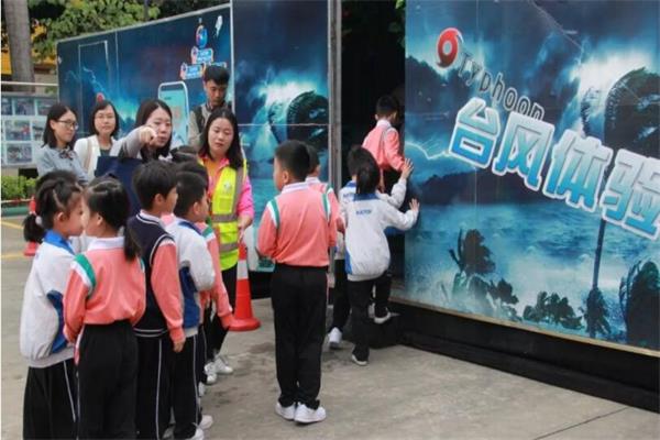 學(xué)生排隊(duì)體驗(yàn)臺(tái)風(fēng)體驗(yàn)館 學(xué)生排隊(duì)體驗(yàn)臺(tái)風(fēng)體驗(yàn)館