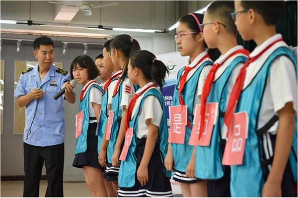 學(xué)生正在學(xué)習(xí)科普安全教育 學(xué)生正在學(xué)習(xí)科普安全教育