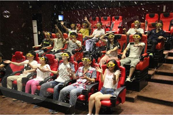 觀眾在體驗(yàn)5D影院帶來(lái)的刺激效果 觀眾在體驗(yàn)5D影院帶來(lái)的刺激效果